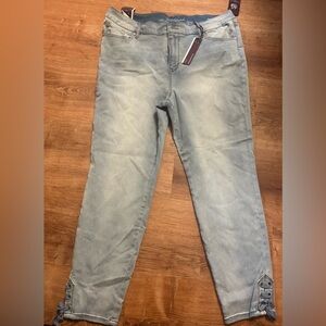 Gloria Vanderbilt stretch size 16 woman’s denim ankle / capri pants.